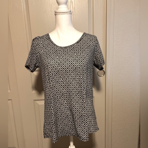 LuLaRoe Black and White Diamond Pattern Top Size Small - Picture 1 of 5